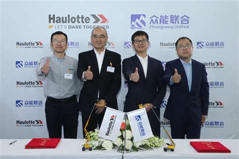 Haulotte China and Zhongneng representatives sign the contracts
