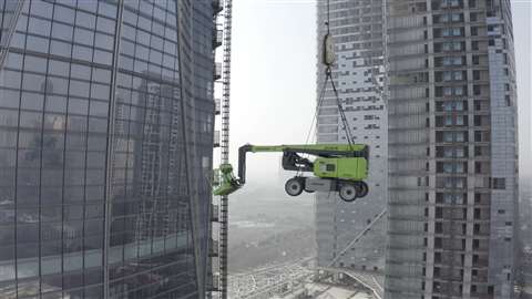 A Zoomlion boom being lifted to the top of the Greenland Shefung 468 tower